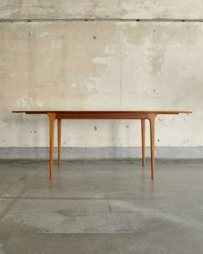 アンティークのテーブル　アンティーク家具　北欧スタイルのヴィンテージ家具、伸張式のダイニングテーブル。天板を広げると･･･もちろん広げたままの状態でもお使い頂けます。(k-1865-f)
