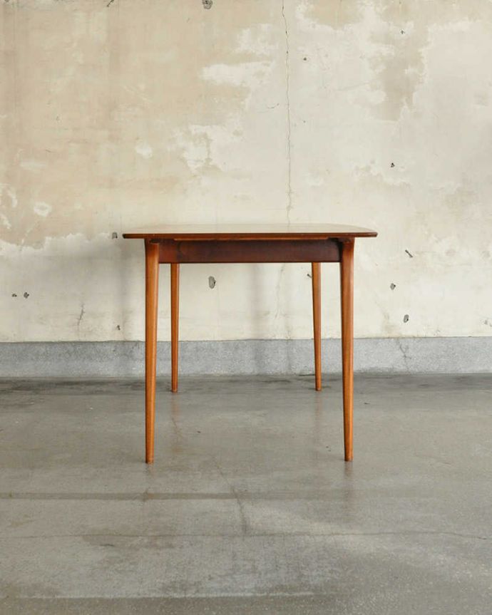 アンティークのテーブル　アンティーク家具　北欧スタイルのヴィンテージ家具、伸張式のダイニングテーブル。こちら側も、もちろんキレイです。(k-1865-f)