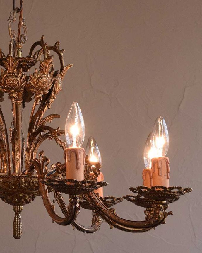 シャンデリア　照明・ライティング　フランスで出会った、美しいアンティーク真鍮シャンデリア(8灯)（Ｅ17シャンデリア球付）。あたたかい明かりがお部屋を包みこみます。(k-1865-z)