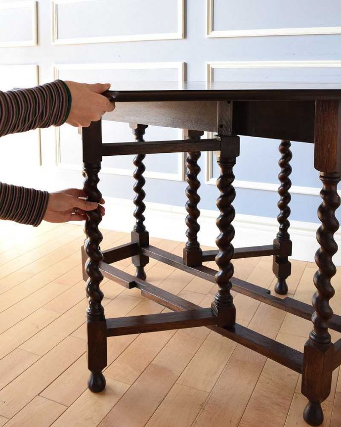 アンティークのテーブル　アンティーク家具　八角形の天板のアンティーク英国家具、伸張式のゲートレッグテーブル。脚を引き出すだけであっという間ゲートのような形をした脚のテーブル。(k-1866-f)