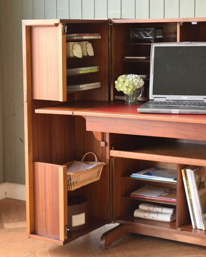 アンティークのデスク・書斎机　アンティーク家具　多機能なイギリスのヴィンテージ家具、ホームオフィス社のデスクキャビネット。収納も機能もたっぷり！まさに自宅のオフィスですデスク部分はもちろん、ありとあらゆる場所に細かく使いやすい収納＆アイデアがたっぷり詰みこまれた家具。(k-1867-f)