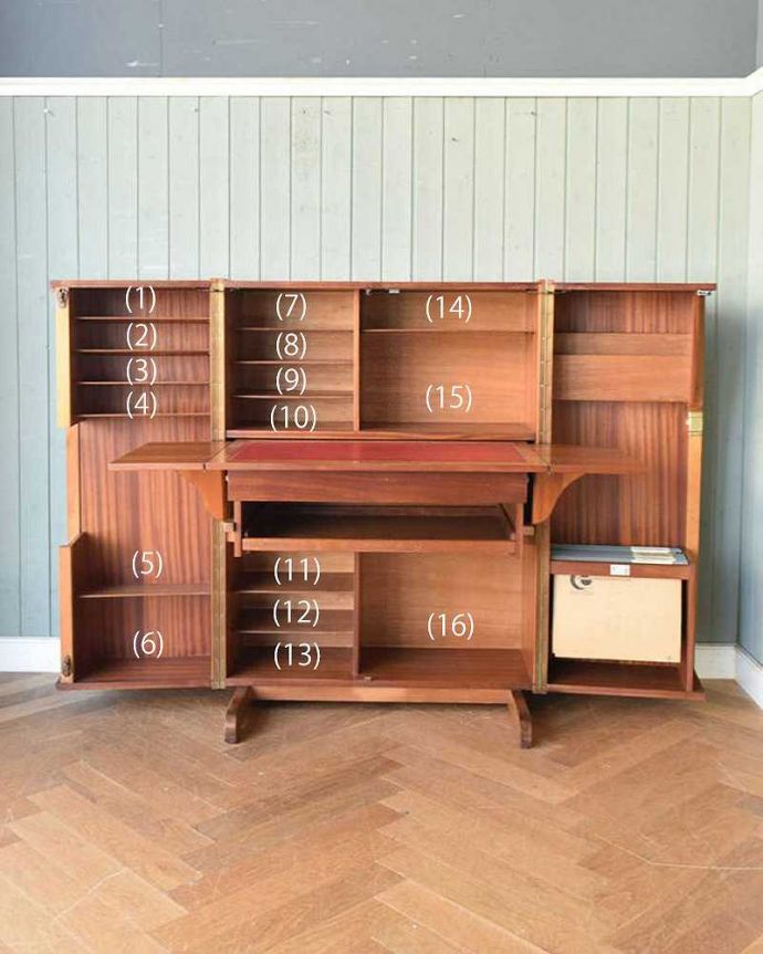 アンティークのデスク・書斎机　アンティーク家具　多機能なイギリスのヴィンテージ家具、ホームオフィス社のデスクキャビネット。扉を開けて中を見てみると･･･仕事のファイルから楽譜などの趣味のものまで、ありとあらゆる場所に書類がスッキリ整理整頓できる仕掛けがたっぷり。(k-1867-f)