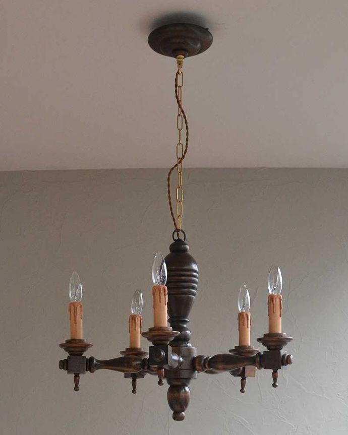 シャンデリア　照明・ライティング　フランス輸入のアンティーク照明、木製シャンデリア(5灯)（E17シャンデリア球付）。天然木はどんなスタイルのインテリアにもすんなりと馴染みます。(k-1867-z)
