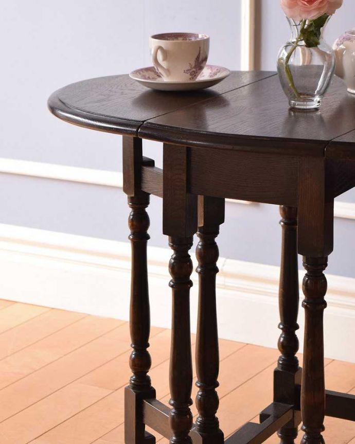 アンティークのテーブル　アンティーク家具　和室でも使えるアンティーク家具、脚の装飾が美しい小ぶりなゲートレッグテーブル。自慢はやっぱりゲート（門）のような脚まるでゲート（門）が開くような脚の形から名前が付けられたゲートレッグテーブル。(k-1868-f)
