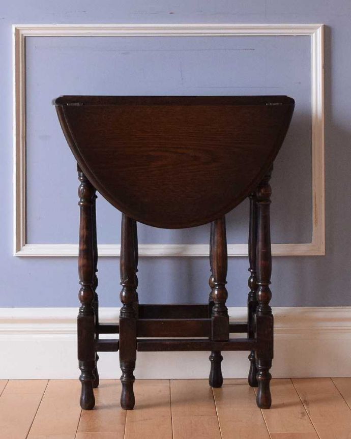 アンティークのテーブル　アンティーク家具　和室でも使えるアンティーク家具、脚の装飾が美しい小ぶりなゲートレッグテーブル。意外にコンパクト昔、使わないとき壁にピタッと付けて収納出来るように作られたテーブル。(k-1868-f)