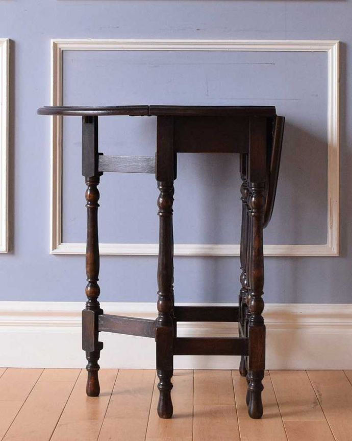アンティークのテーブル　アンティーク家具　和室でも使えるアンティーク家具、脚の装飾が美しい小ぶりなゲートレッグテーブル。片方開くと････片方のリーフを開くとこんな感じ。(k-1868-f)
