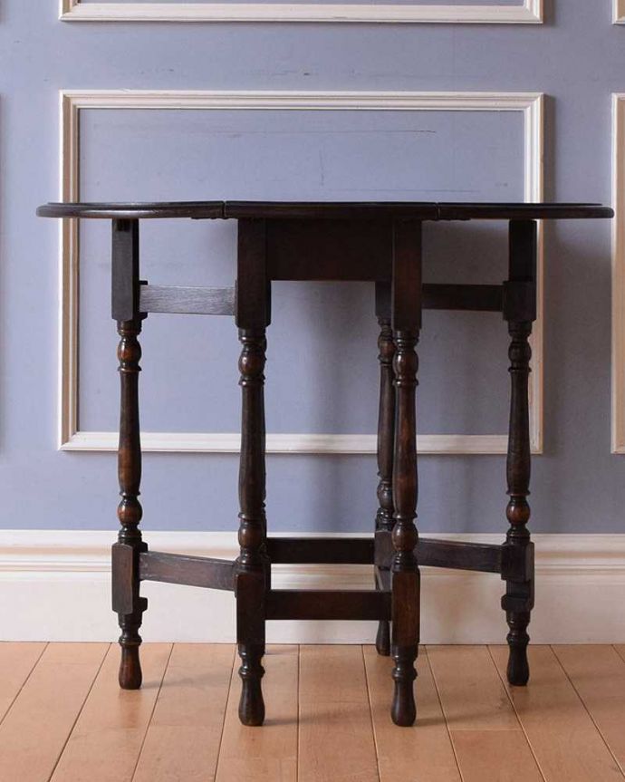 アンティークのテーブル　アンティーク家具　和室でも使えるアンティーク家具、脚の装飾が美しい小ぶりなゲートレッグテーブル。両方開けば大きなサイズゲートレッグテーブルはゲートが開くように作られた脚のデザインも印象的。(k-1868-f)