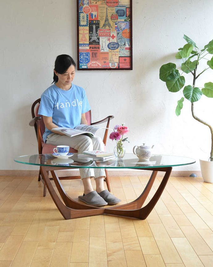 アンティークのテーブル　アンティーク家具　北欧スタイルのお部屋に似合うヴィンテージ家具、ガラス天板のコーヒーテーブル。見た目だけじゃない！実用的に使えるコーヒーテーブル天板がガラスなので、見た目のデザインもシャープでカッコいいんです。(k-1869-f)