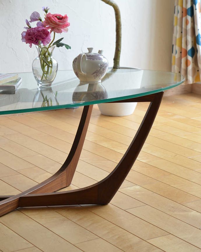 アンティークのテーブル　アンティーク家具　北欧スタイルのお部屋に似合うヴィンテージ家具、ガラス天板のコーヒーテーブル。クールなデザインがカッコいい！ガラス板が乗っているシンプルなデザイン。(k-1869-f)