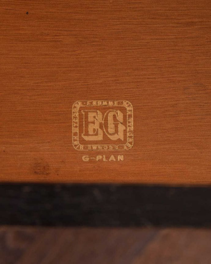 サイドボード　アンティーク家具　スッキリとしたカッコいい北欧デザイン、G-PLANのアンティークテレビボード。ロゴが残っていました。(k-1870-f)