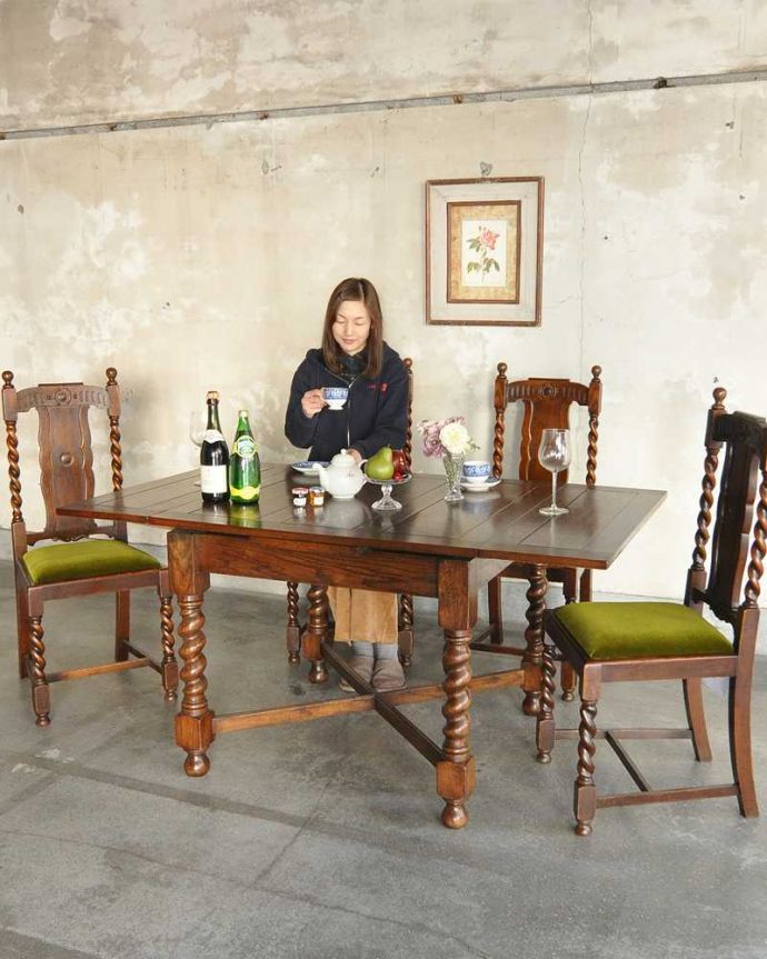 アンティークのテーブル　アンティーク家具　アンティークのおしゃれな英国輸入家具、脚がキレイなドローリーフテーブル。3通りの大きさで使える便利なテーブルリーフと言う天板を引っ張り出せばあっという間に大きく使えるドローリーフテーブル。(k-1872-f)