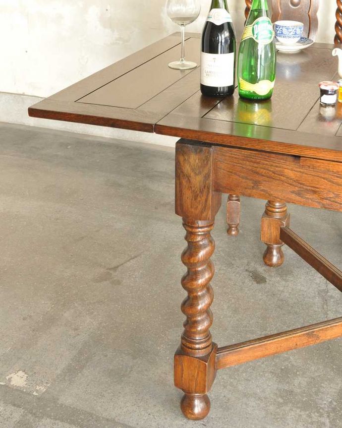 アンティークのテーブル　アンティーク家具　アンティークのおしゃれな英国輸入家具、脚がキレイなドローリーフテーブル。やっぱり目立っちゃう女性らしいツイスト脚ツイスト脚のテーブルはアンティークのデザインの定番中の定番。(k-1872-f)
