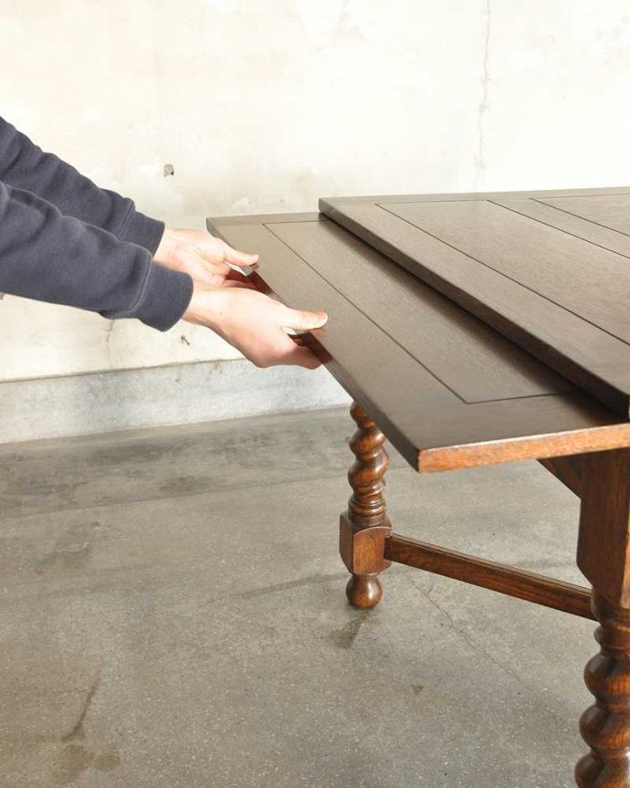 アンティークのテーブル　アンティーク家具　アンティークのおしゃれな英国輸入家具、脚がキレイなドローリーフテーブル。誰でもカンタン！引っ張るだけでOK。(k-1872-f)