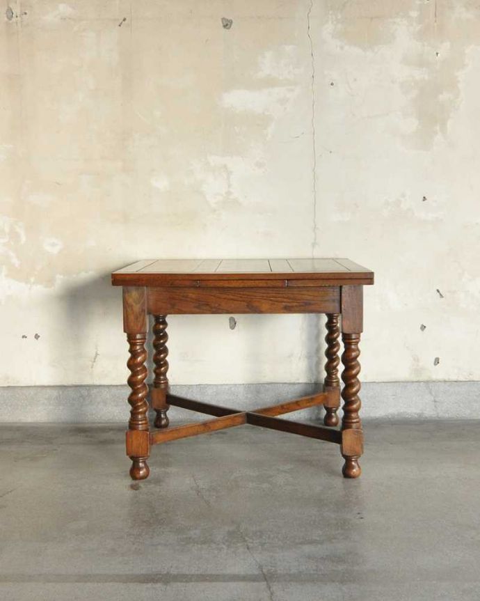アンティークのテーブル　アンティーク家具　アンティークのおしゃれな英国輸入家具、脚がキレイなドローリーフテーブル。横から見るとこんな感じ真横から見てみるとこんな感じ。(k-1872-f)