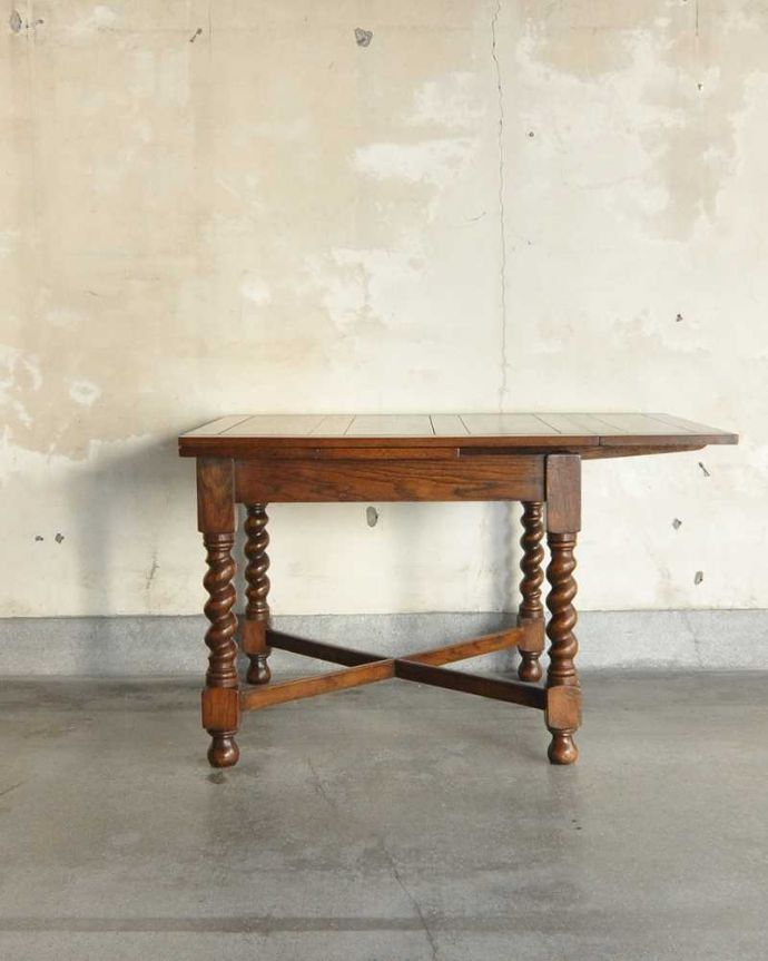 アンティークのテーブル　アンティーク家具　アンティークのおしゃれな英国輸入家具、脚がキレイなドローリーフテーブル。片方だけ開いてもOK片方のリーフだけを開くとこんな感じ。(k-1872-f)