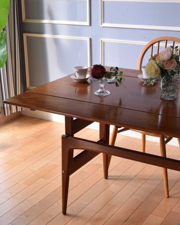 アンティークのテーブル　アンティーク家具　北欧スタイルのヴィンテージ家具、高さまで変えられる便利なダイニングテーブル（チーク材）。シンプルながらに機能的なデザインの脚天板のサイズが変更できるうえに、高さまでかえて使える便利なテーブル。(k-1873-f)