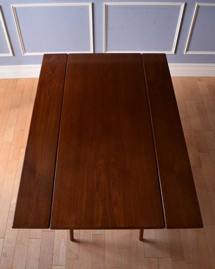 アンティークのテーブル　アンティーク家具　北欧スタイルのヴィンテージ家具、高さまで変えられる便利なダイニングテーブル（チーク材）。上から見るとこんな形リーフを開く前はこんな形です。(k-1873-f)