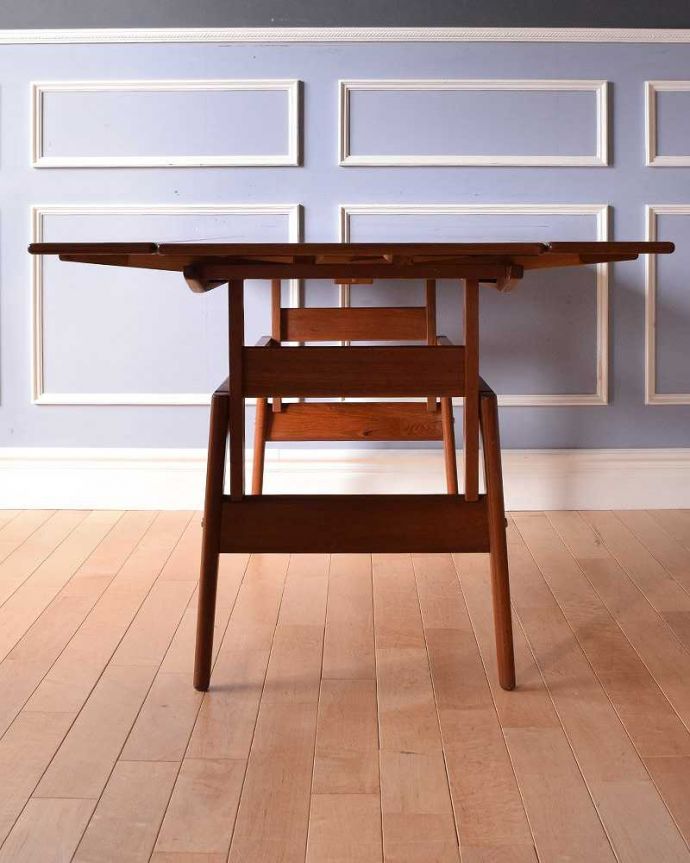 アンティークのテーブル　アンティーク家具　北欧スタイルのヴィンテージ家具、高さまで変えられる便利なダイニングテーブル（チーク材）。両方開くと大きなサイズ！家族が増えた時やみんなが集まった時、両方のリーフを開けば大きなサイズに。(k-1873-f)