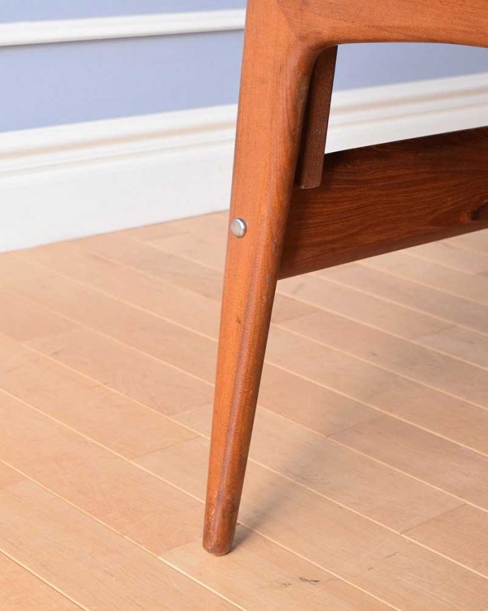 アンティークのテーブル　アンティーク家具　北欧スタイルのヴィンテージ家具、高さまで変えられる便利なダイニングテーブル（チーク材）。持ち上げなくても移動できます！Handleのアンティークは、脚の裏にフェルトキーパーをお付けしていますので、持ち上げなくても床を滑らせて移動させることが出来ます。(k-1873-f)