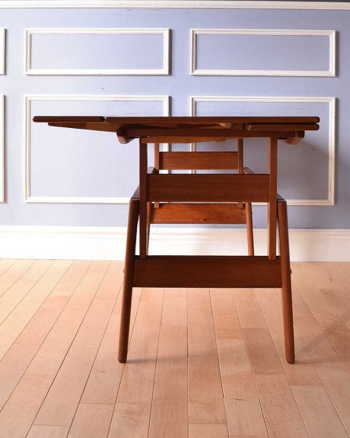アンティークのテーブル　アンティーク家具　北欧スタイルのヴィンテージ家具、高さまで変えられる便利なダイニングテーブル（チーク材）。片方だけ開いてもOK片方のリーフだけを開くとこんな感じ。(k-1873-f)