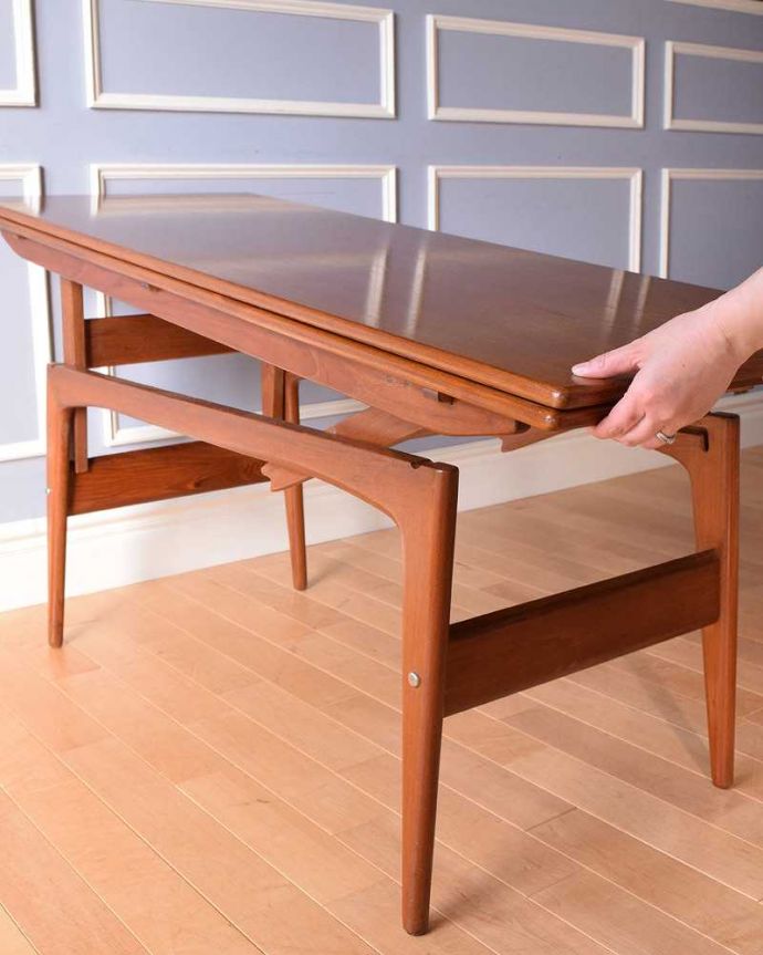 アンティークのテーブル　アンティーク家具　北欧スタイルのヴィンテージ家具、高さまで変えられる便利なダイニングテーブル（チーク材）。高さまで調整できる珍しいタイプです。(k-1873-f)