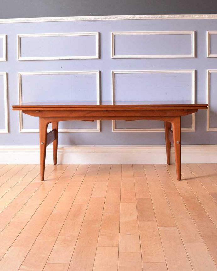 アンティークのテーブル　アンティーク家具　北欧スタイルのヴィンテージ家具、高さまで変えられる便利なダイニングテーブル（チーク材）。低くするとこんな感じすっきり４本脚になります。(k-1873-f)