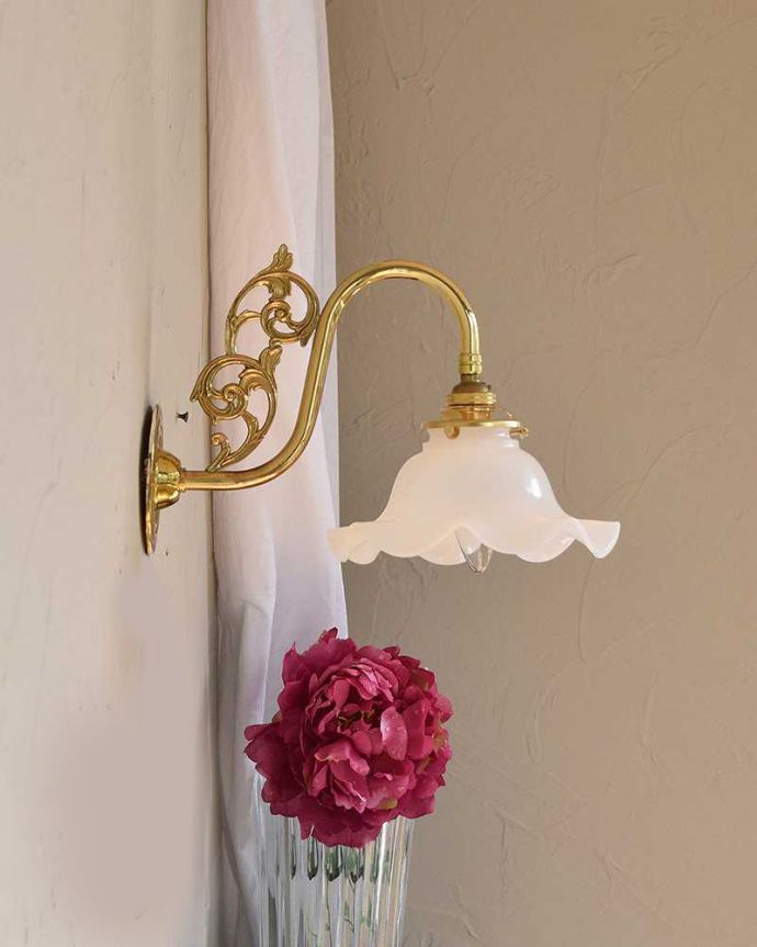 壁付けブラケット　照明・ライティング　真鍮が美しいアンティークウォールブラケット（Ｅ17シャンデリア球付）。電気が付いていなくても絵になるデザインです。(k-1873-z)