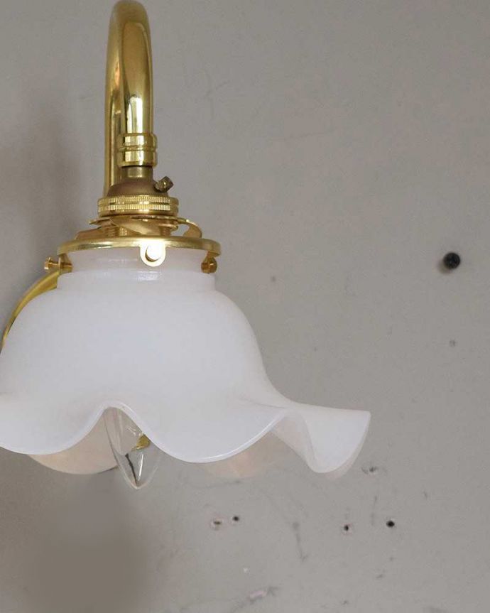 壁付けブラケット　照明・ライティング　真鍮が美しいアンティークウォールブラケット（Ｅ17シャンデリア球付）。小ぶりなサイズなのでどこにでも取り付けやすいライトです。(k-1873-z)