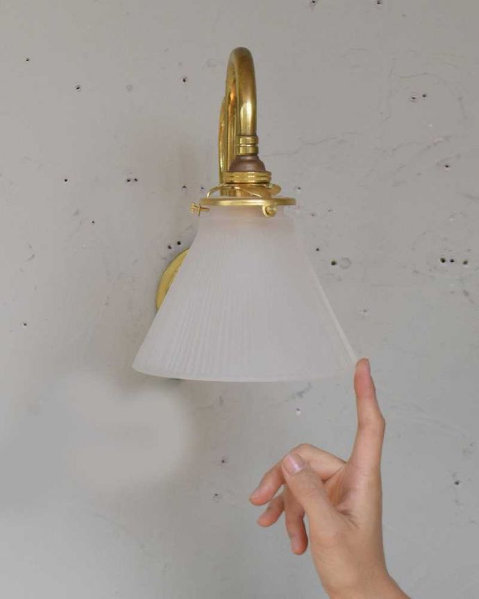 壁付けブラケット　照明・ライティング　植物モチーフがキレイなアンティークウォールブラケット（Ｅ17シャンデリア球付）。存在感のある素敵なアンティークのウォールランプです。(k-1874-z)