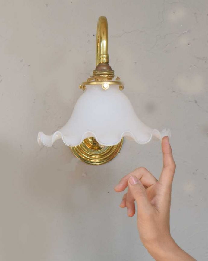 壁付けブラケット　照明・ライティング　イギリス輸入のアンティークウォールブラケット（Ｅ17シャンデリア球付）。存在感のある素敵なアンティークのウォールランプです。(k-1875-z)