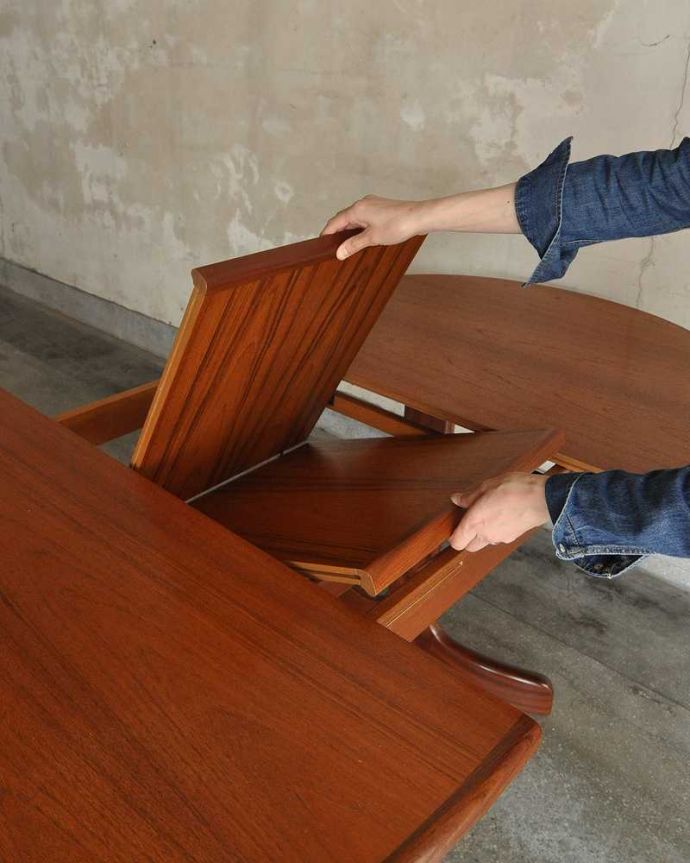 G-PLAN(Gプラン)　アンティーク家具　シンプルデザインの伸張式ダイニングテーブル、G-PLANのヴィンテージ家具。あっという間にサイズ変更OK！天板の真ん中から新しい天板が出てきます。(k-1876-f)