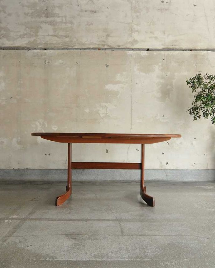 G-PLAN(Gプラン)　アンティーク家具　G-PLANの伸張式テーブル、北欧スタイルのお洒落なエクステンションテーブル（ホエールレッグ）。こちら側も、もちろんキレイです。(k-2857-f)