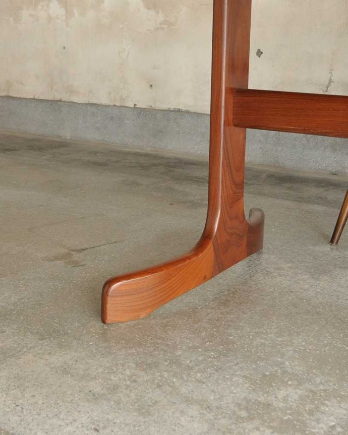 G-PLAN(Gプラン)　アンティーク家具　シンプルデザインの伸張式ダイニングテーブル、G-PLANのヴィンテージ家具。持ち上げなくても移動できます！Handleのアンティークは、脚の裏にフェルトキーパーをお付けしていますので、持ち上げなくても床を滑らせて移動させることが出来ます。(k-1876-f)