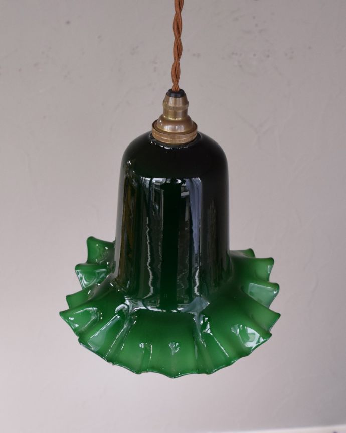 ペンダントライト　照明・ライティング　グリーンのガラスシェードのアンティークペンダントライト（コード・シャンデリア電球付き・ギャラリーなし）。上から見るとこんな感じです。(k-1877-z)