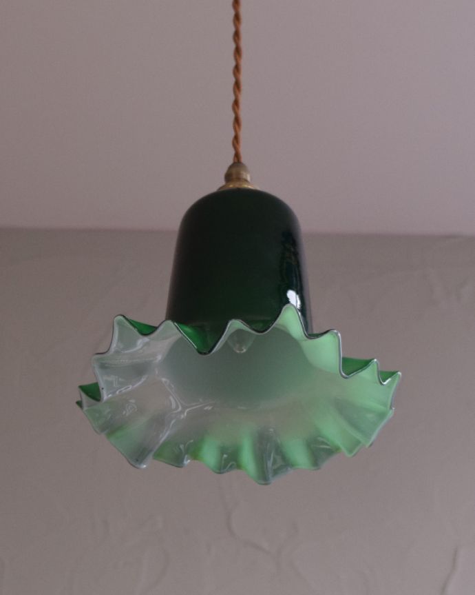 ペンダントライト　照明・ライティング　グリーンのガラスシェードのアンティークペンダントライト（コード・シャンデリア電球付き・ギャラリーなし）。※こちらのシェードのみは販売していません。(k-1877-z)