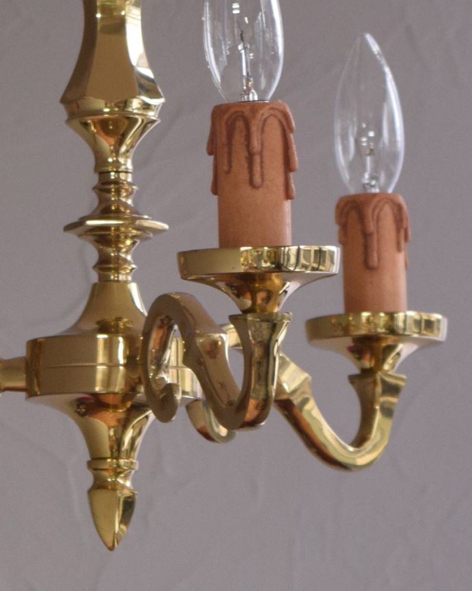 シャンデリア　照明・ライティング　英国輸入のアンティークの真鍮製シャンデリア・３灯タイプ（E17シャンデリア球付） 。LEDも使えます口金は100Wまで対応可能ですが、蝋管付きなので白熱球は40W以下がオススメです。(k-1878-z)