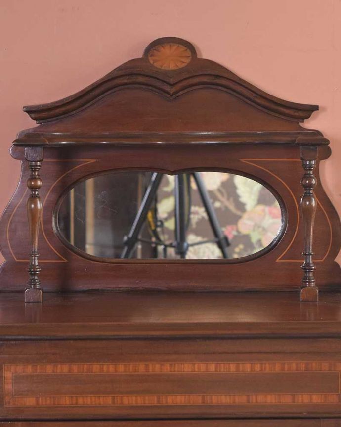 アンティークのキャビネット　アンティーク家具　ミラーがついた装飾が美しいアンティーク家具　ガラスキャビネット。キラっと輝くアンティークのミラーまだ電気がない時代に、部屋を明るくするために付けられた鏡。(k-1879-f)