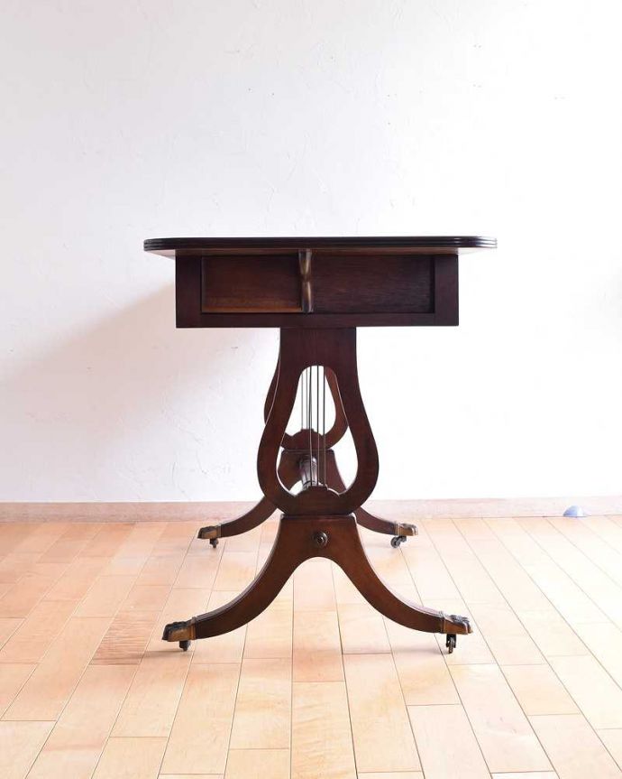 アンティークのデスク・書斎机　アンティーク家具　英国のアンティーク家具、キャスター付きのバタフライテーブル（デスク）。横から見てもステキ脚元のデザインは、横から見ると、より美しさが分かります。(k-1880-f)