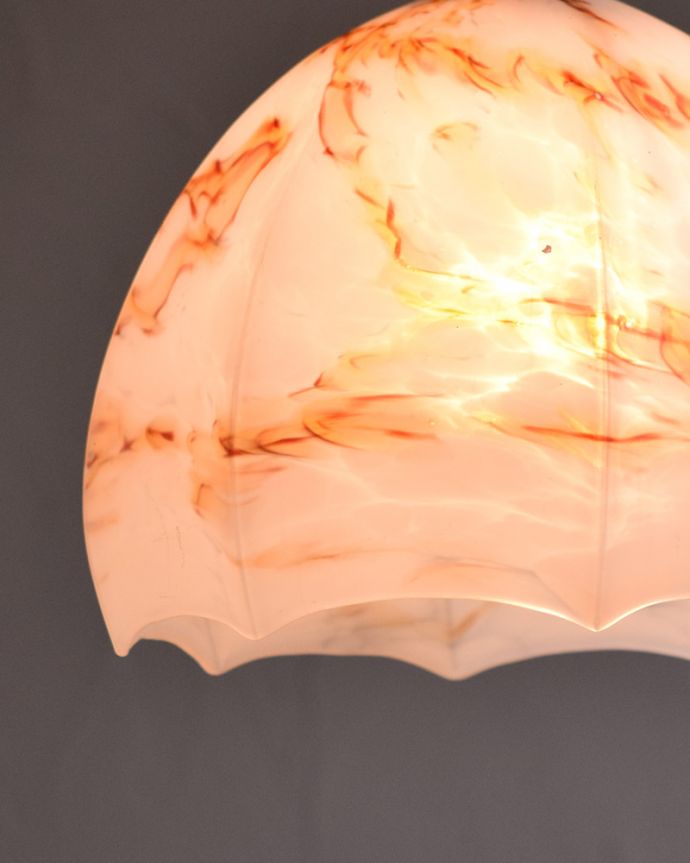 ペンダントライト　照明・ライティング　オレンジの模様が美しいアンティークシェードペンダントライト（コード・シャンデリア電球・ギャラリーなし）。。(k-1880-z)