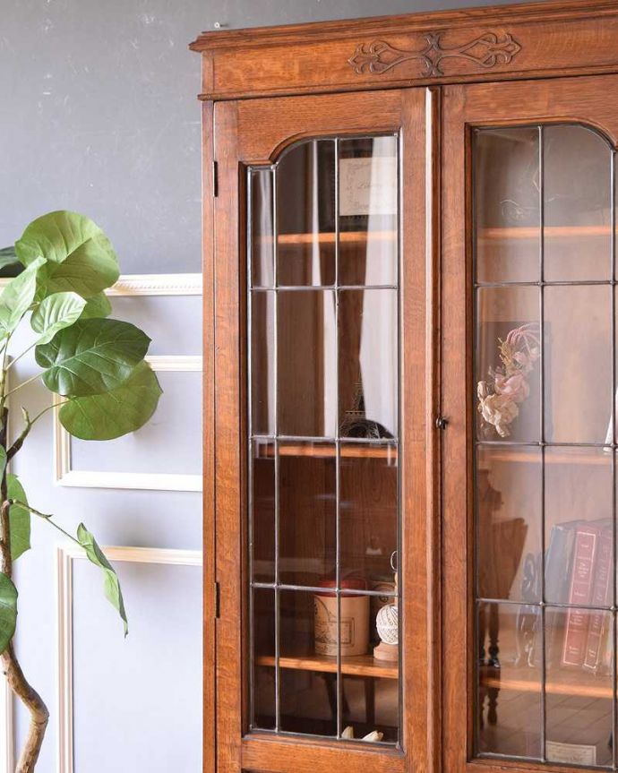 アンティークのキャビネット　アンティーク家具　英国輸入のアンティーク家具、美しいステンドグラス扉のブックケース 。まずはステンドグラスを楽しみましょう現代のように機械が発達していない時代に作られたステンドグラス。(k-1881-f)