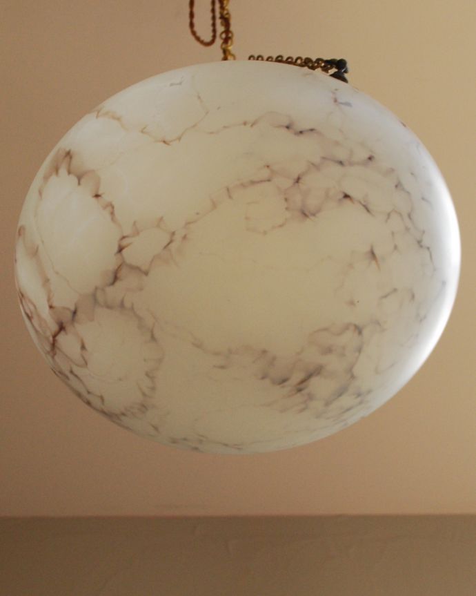 シャンデリア　照明・ライティング　マーブルガラスがキレイなフランス輸入のアンティークハンギングボウル（Ｅ26球付）。ふんわりとした優しいシルエット。(k-1881-z)