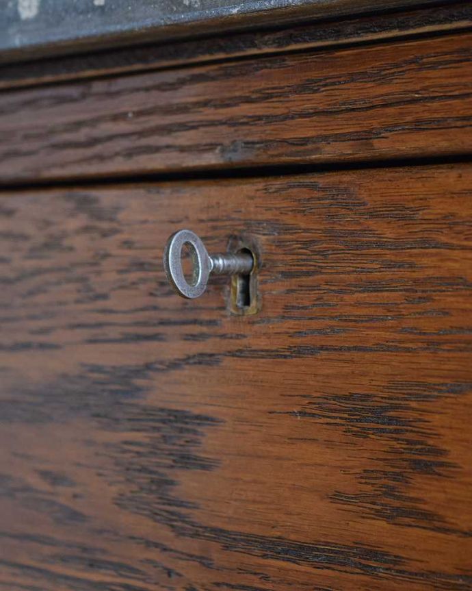 サイドボード　アンティーク家具　英国のアンティーク家具、グリーンのタイルがキレイなウォッシュスタンド（。鍵がついています。(k-1882-f)