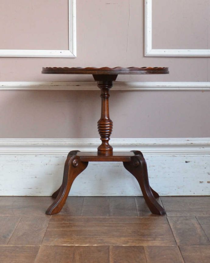 アンティークのテーブル　アンティーク家具　英国のアンティーク家具、4本脚のティーテーブル（オケージョナルテーブル）。クルッと回転。(k-1883-f)