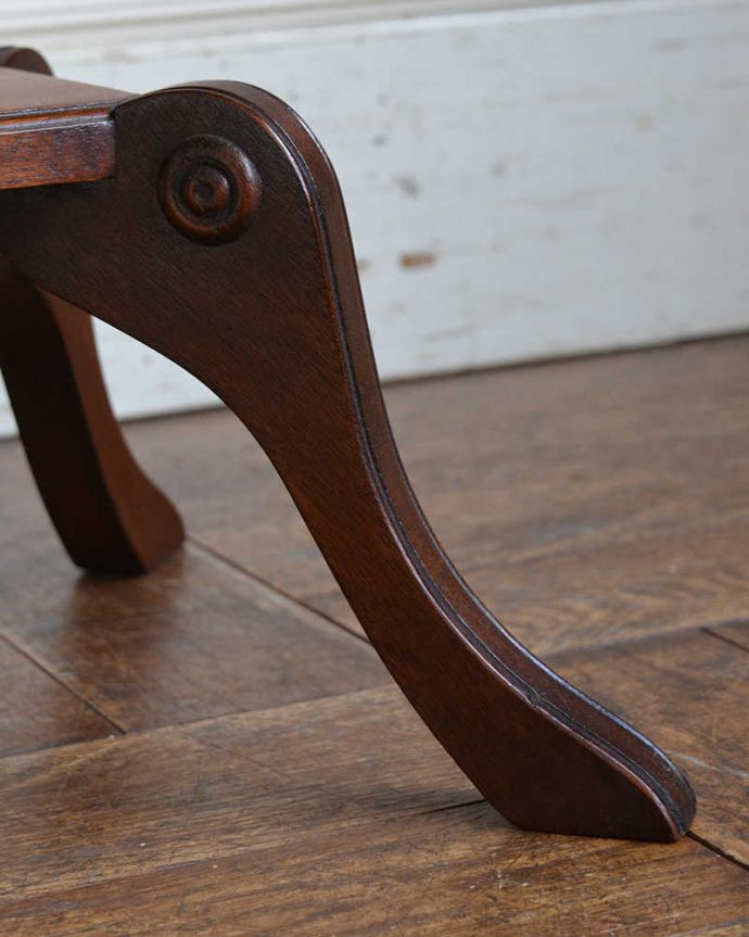 アンティークのテーブル　アンティーク家具　英国のアンティーク家具、4本脚のティーテーブル（オケージョナルテーブル）。持ち上げなくても移動できます！Handleのアンティークは、脚の裏にフェルトキーパーをお付けしていますので、床を滑らせてれば移動が簡単です。(k-1883-f)