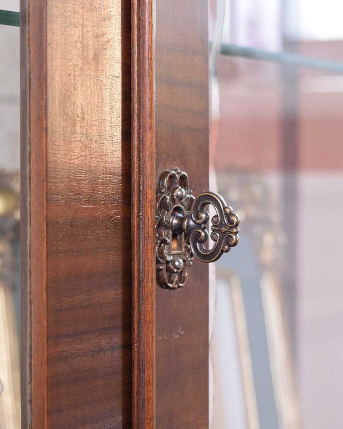 アンティークのキャビネット　アンティーク家具　ウォルナット材のアンティーク家具、ガラスの装飾も美しいガラスキャビネット。開ける度にワクワクする取っ手鍵が取っ手になっているので、中を開ける度にまるで宝箱を開ける気分です。(k-1884-f)