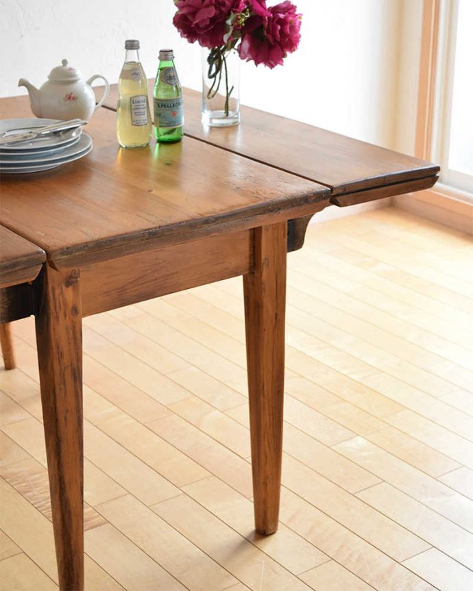 アンティークのテーブル　アンティーク家具　どんなスタイルのお部屋にも合わせすいアンティーク家具、サイズを変えられるバラフライテーブル(ドロップリーフテーブル)。スッキリとした脚のデザインアンティークらしい、ぬくもりあるやさしい脚のデザイン。(k-1886-f)