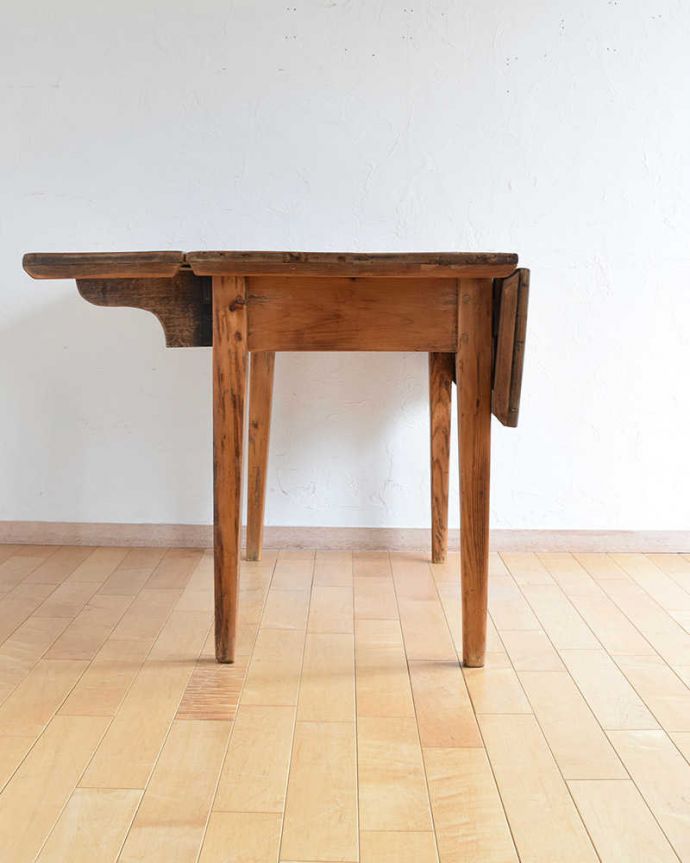 アンティークのテーブル　アンティーク家具　どんなスタイルのお部屋にも合わせすいアンティーク家具、サイズを変えられるバラフライテーブル(ドロップリーフテーブル)。片方だけ開いても･･･片方の羽を開くとこんな感じです。(k-1886-f)