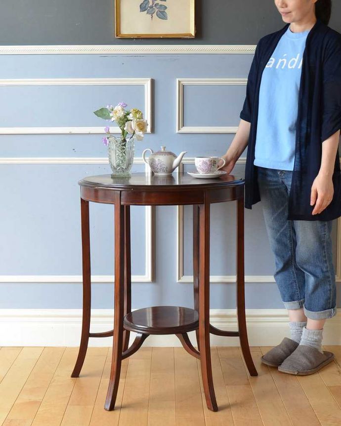 アンティークのテーブル　アンティーク家具　マホガニー材の高級感がある英国輸入家具、象嵌入りのオケージョナルテーブル。どんな場所でも便利に使える小さなテーブルそもそも「オケージョナル」とは「便利に使える」と言う意味。(k-1887-f)