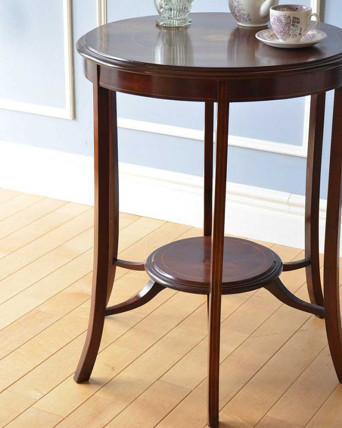 アンティークのテーブル　アンティーク家具　マホガニー材の高級感がある英国輸入家具、象嵌入りのオケージョナルテーブル。上品で優雅なアンティーク凛とした雰囲気が漂うアンティークらしい立ち姿のテーブル。(k-1887-f)