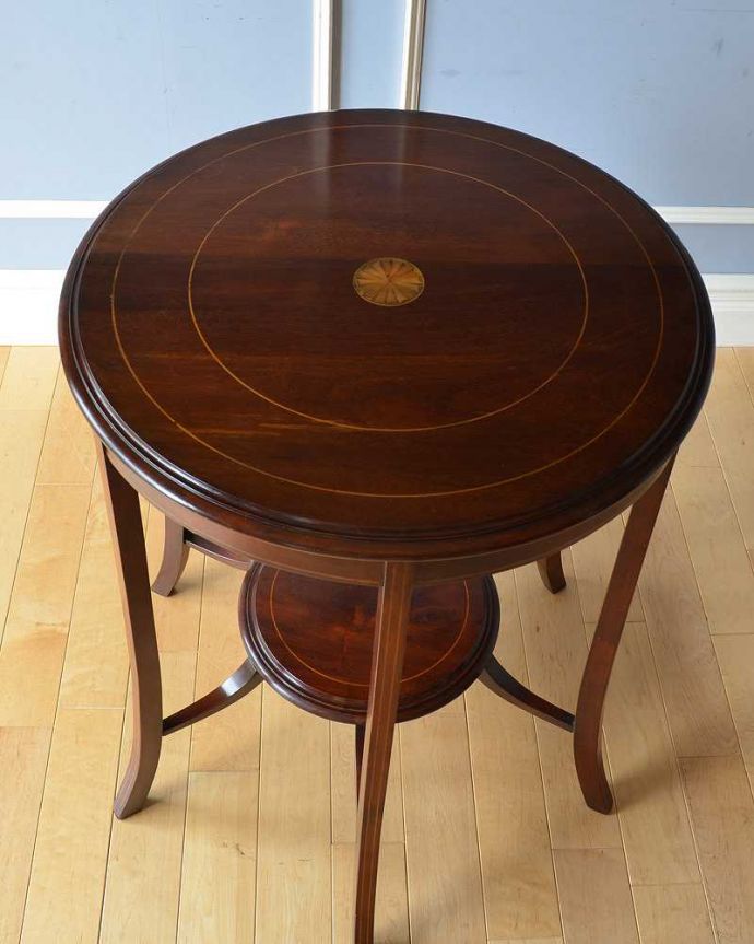 アンティークのテーブル　アンティーク家具　マホガニー材の高級感がある英国輸入家具、象嵌入りのオケージョナルテーブル。天板の形を見てみると･･･テーブルの形を上から見ると、こんな感じです。(k-1887-f)